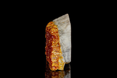 宏观矿物石雌蕊在黑色的背景