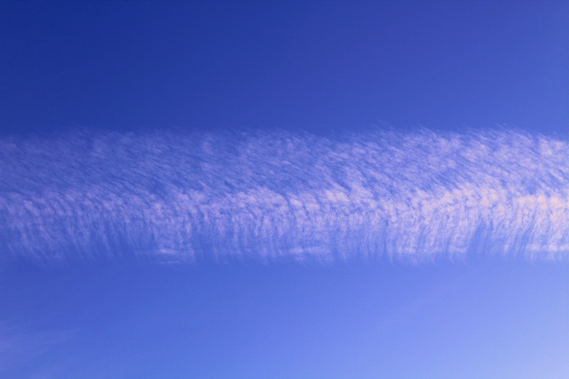 飞机在空中形成的尾迹。特写镜头。水平的观点。背景。纹理。