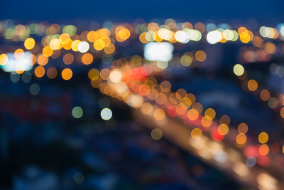 灯光模糊，夜景道路弯曲