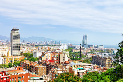 加泰罗尼亚蒙爵克城堡的巴塞罗那海港全景。
