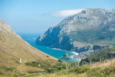 沿着海岸的徒步小径，可以看到悬崖上令人难以置信的美景