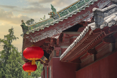 少林是中国中部的一座佛教寺院。