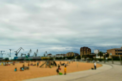 西班牙巴塞罗那海滩，照片背景在希洪，阿斯图里亚斯公国，西班牙欧洲