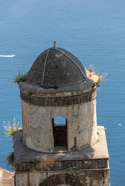从Villa Rufolo, Ravello, Campania, Italy俯瞰萨莱诺湾