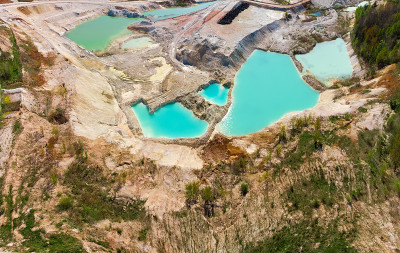 高岭土采石场绿松石湖的鸟瞰图