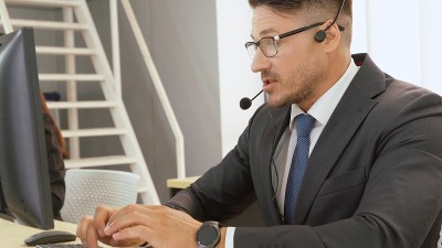 商务人员戴着耳机在办公室工作