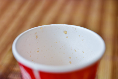 红色塑料杯和碳酸饮料滴