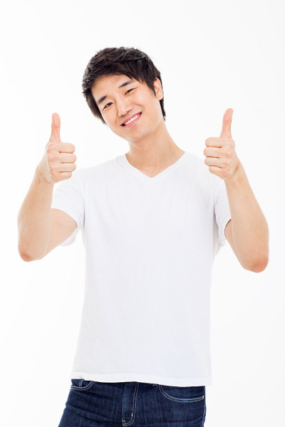 年轻的亚洲男子正在竖起大拇指。