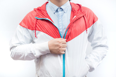 男人穿着蓝色衬衫和风衣夹克全拉链帽衫