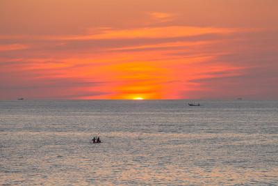 海面上的红色夕阳