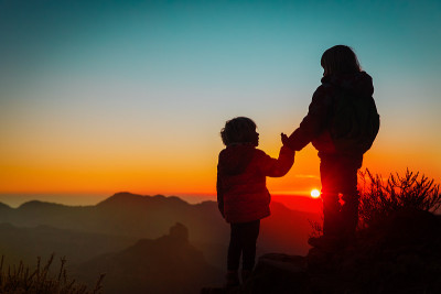 在夕阳山远足的孩子们的剪影