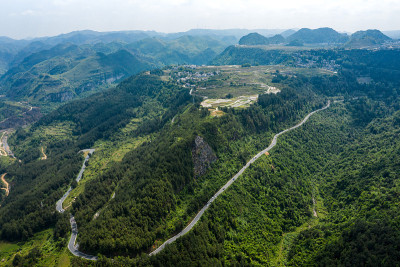 中国贵州山顶上的山路和农田的鸟瞰图