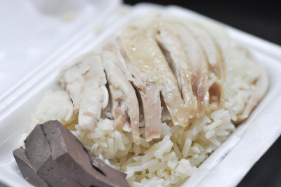 饭盒里撒有鸡肉的米饭