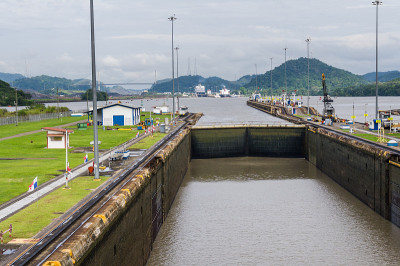 米拉弗洛雷斯水闸的大门和盆地