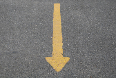 黄色箭头掠过黑色公路沥青路面