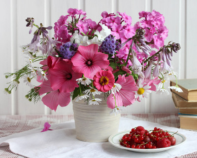 粉红色的花，福禄加、花、洋甘菊、玉簪和红醋栗的芳香