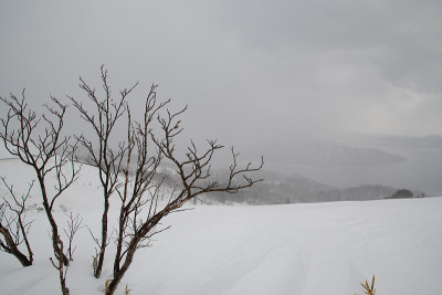 日本北海道铁贺，冬季从比霍罗山口看草沙罗湖