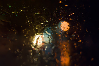 雨水流过玻璃珠的背景交通