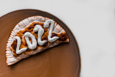 2022这个数字是用酸奶油写在cheburek上的。2022年新年即将到来。