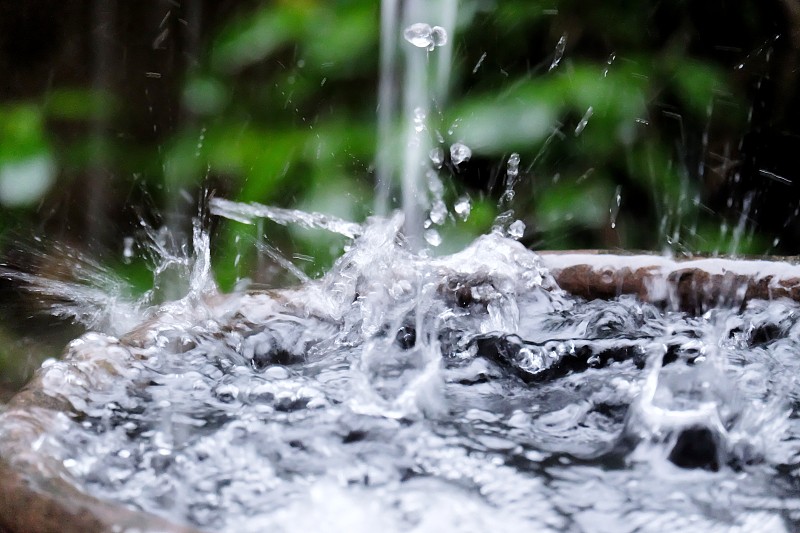 模糊的大雨落在一个水缸里