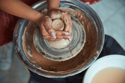 女陶工在作坊里用手制作陶器