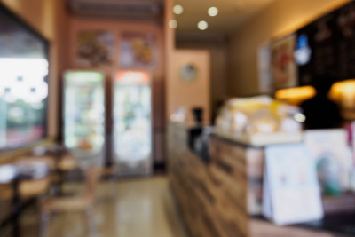 咖啡店用散景模糊背景
