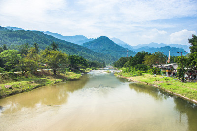 河流在森林景观中流动。Ban Khiri Wong村在那空司他马拉，泰国