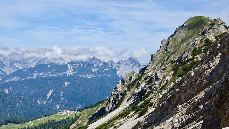 在阿尔卑斯山脉徒步旅行