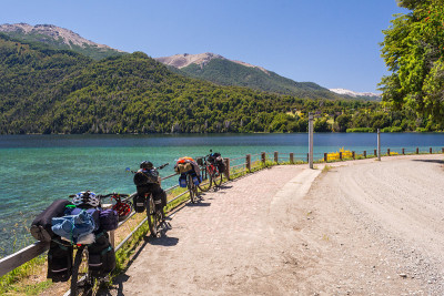 一组四辆满载行李的旅行自行车停在科伦托索湖边