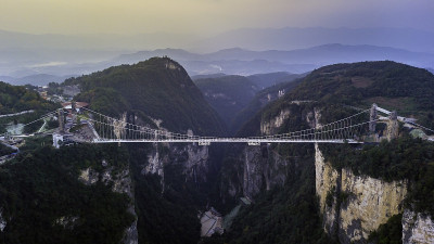 空中俯瞰张家界大峡谷和玻璃桥，中国