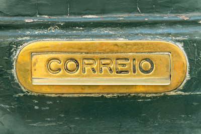 生锈的旧邮箱，上面写着“mail”，葡萄牙语是“correio”