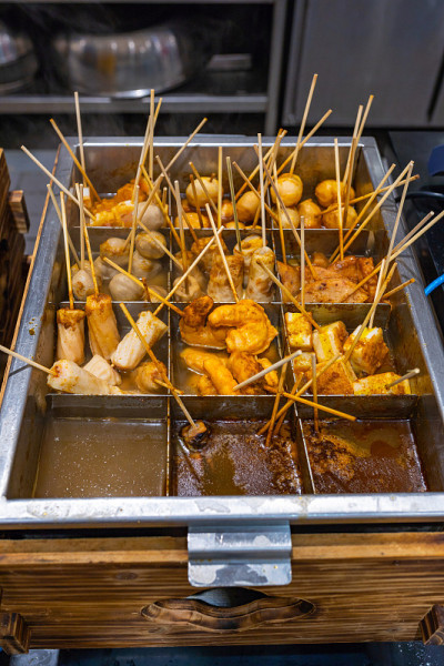 香喷喷的日本料理——汤锅、肉丸和鸡块棒