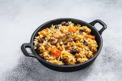锅里的肉饭。中亚美食。白色背景。俯视图