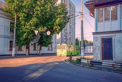 。安东·简科夫一辆旧的苏联无轨电车沿着城市街道行驶。公共生态运输概念