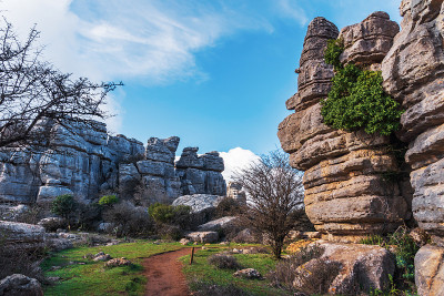 在El Torcal de Antequera自然区域的喀斯特岩石之间的路径。