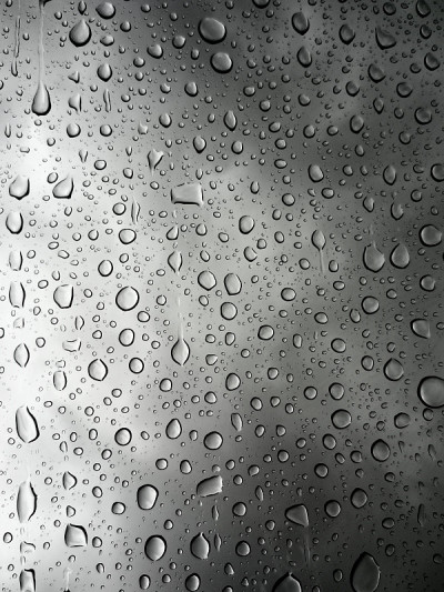 雨点落在玻璃上