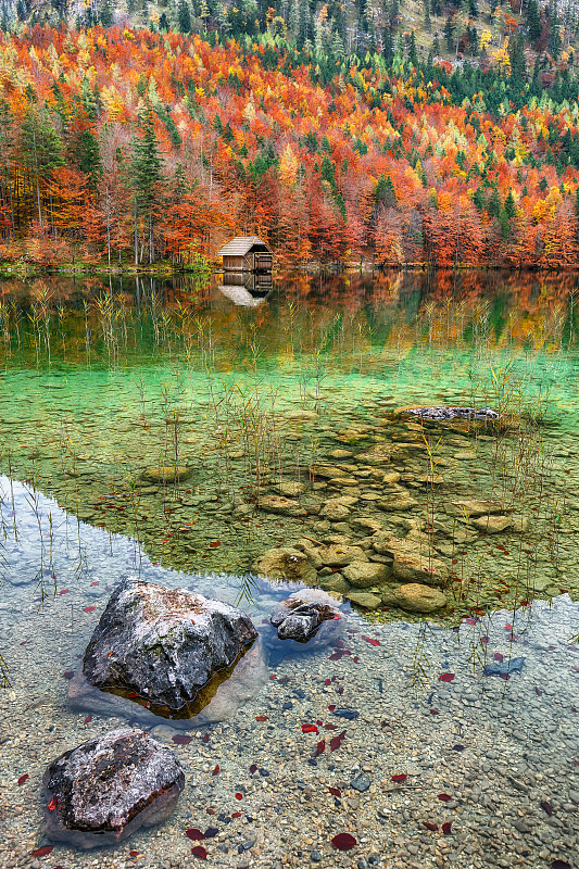 奇特的兰巴斯湖秋景。