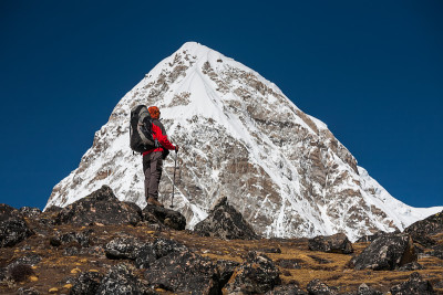 徒步者在前往珠穆朗玛峰基地营地的途中接近昆布山谷的普莫瑞山