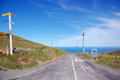 乡村公路海景方向标志