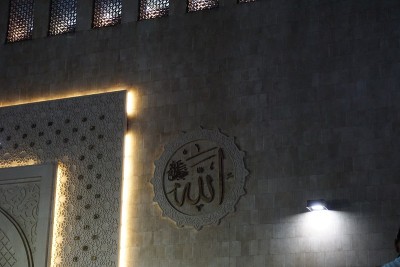 伊斯兰安拉的书法挂在清真寺的墙上