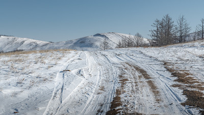 冬天的路通向一座高山