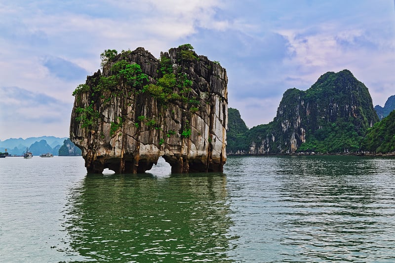 美丽的岩石岛在永下龙湾