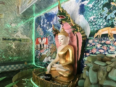佛陀被神话中的蟒蛇(那迦)的头巾保护着，缅甸风格