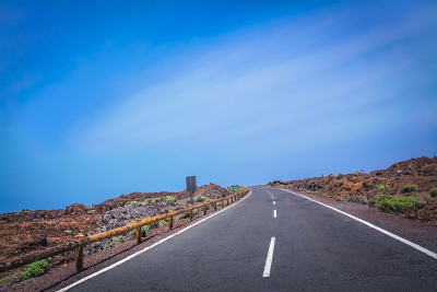 穿过特内里费岛的空旷道路