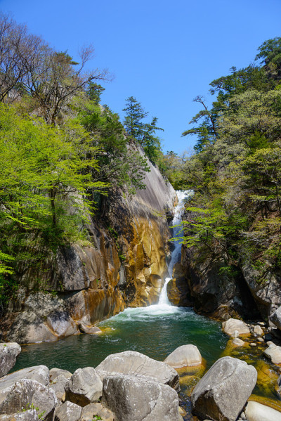 Shosenkyo峡谷在新鲜的绿色，山梨县，日本