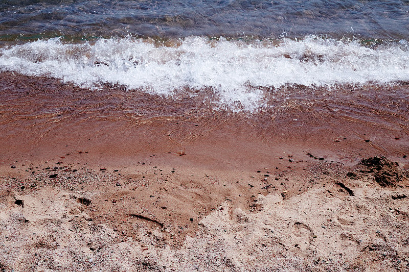 海浪拍打着海滩