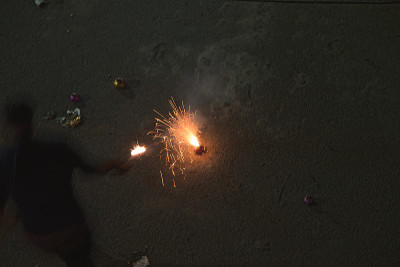 排灯节之夜，鞭炮在街道上燃烧庆祝节日