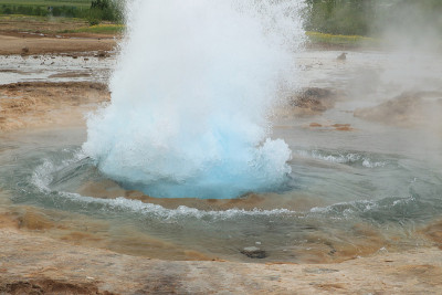 冰岛的 Strokkur Geysir