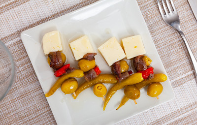 传统的西班牙pintxos Gilda