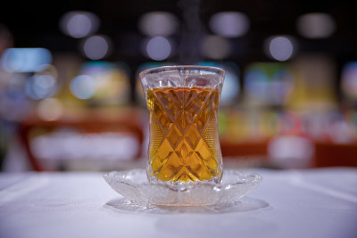 阿塞拜疆传统armudu茶梨形玻璃杯。阿塞拜疆红茶与复古的白色桌子。土耳其黑茶梨形杯，阿塞拜疆传统芳